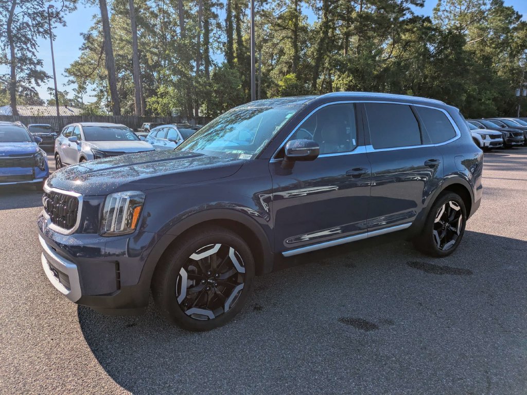 Used 2023 Kia Telluride EX w/ EX Captain's Chair Package AWD/4WD image 7