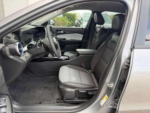 Used 2025 Chevrolet Trax LT image 37