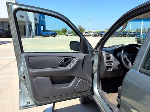 Used 2005 Ford Escape XLS image 8