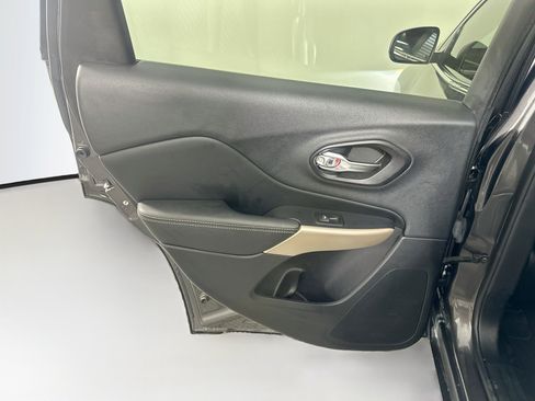 Used 2018 Jeep Cherokee Limited w/ Luxury Group FWD image 27