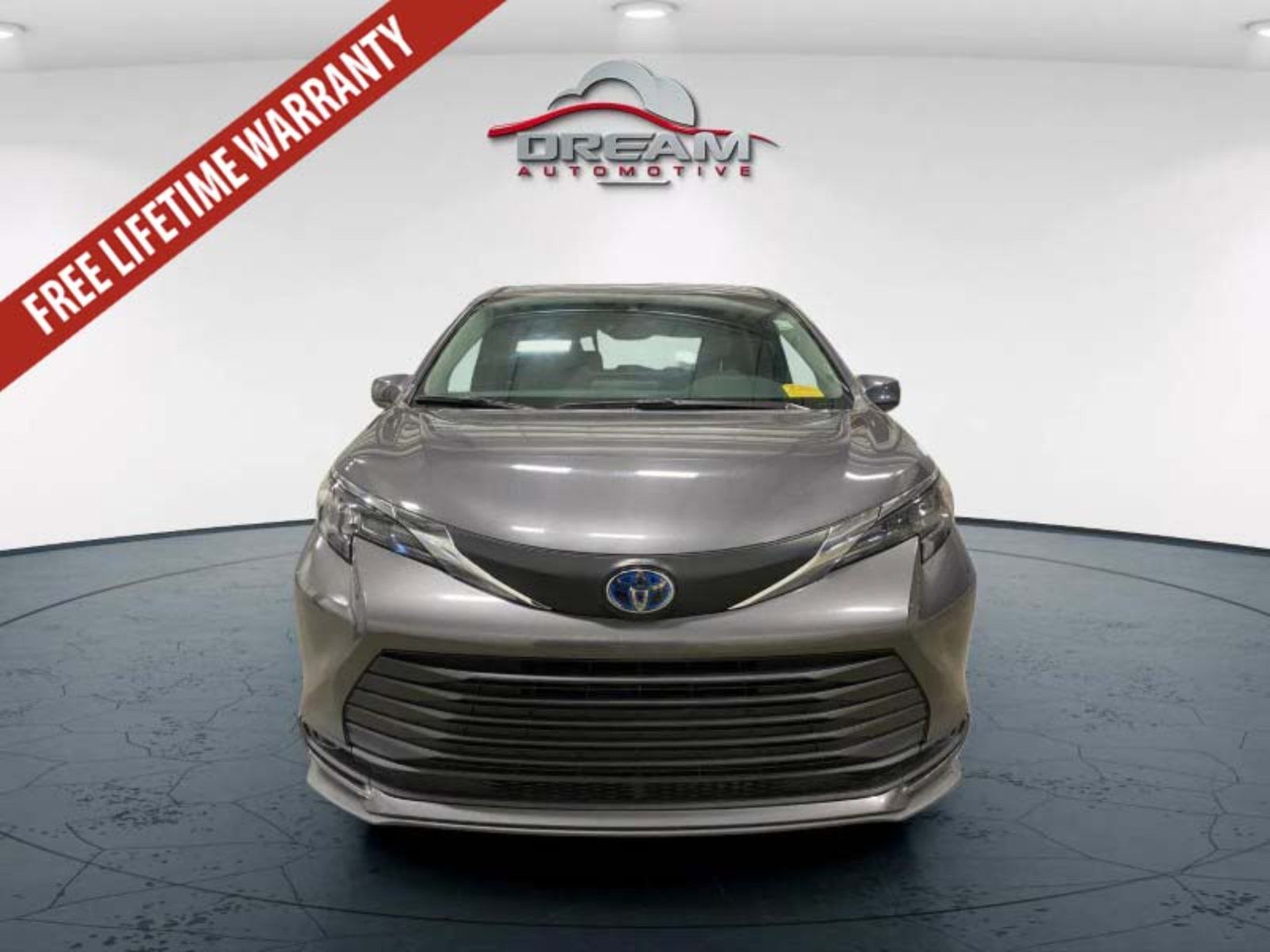 Used 2025 Toyota Sienna LE FWD image 3