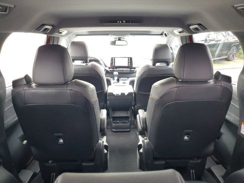 Used 2022 Toyota Sienna XSE image 17