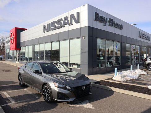 Certified 2025 Nissan Altima 2.5 SR image 2