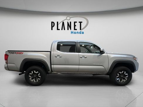 Used 2017 Toyota Tacoma TRD Off-Road AWD/4WD image 10