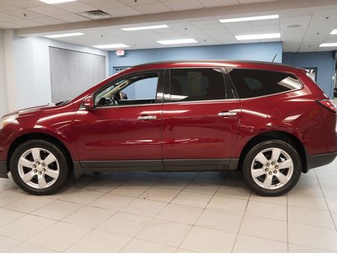 Used 2016 Chevrolet Traverse LT w/ Style and Technology Package FWD image 2