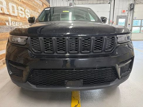 Used 2025 Jeep Grand Cherokee Altitude AWD/4WD image 4