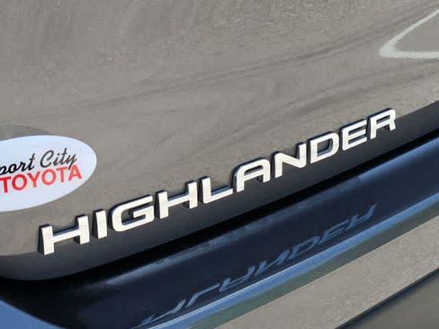 Used 2024 Toyota Highlander LE FWD image 11