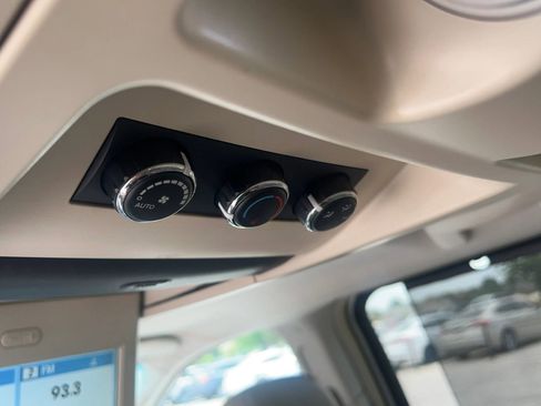 Used 2008 Chrysler Town & Country Limited w/ Entertainment Group #3 FWD image 20