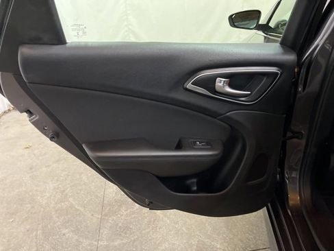 Used 2015 Chrysler 200 Limited w/ Convenience Group image 18