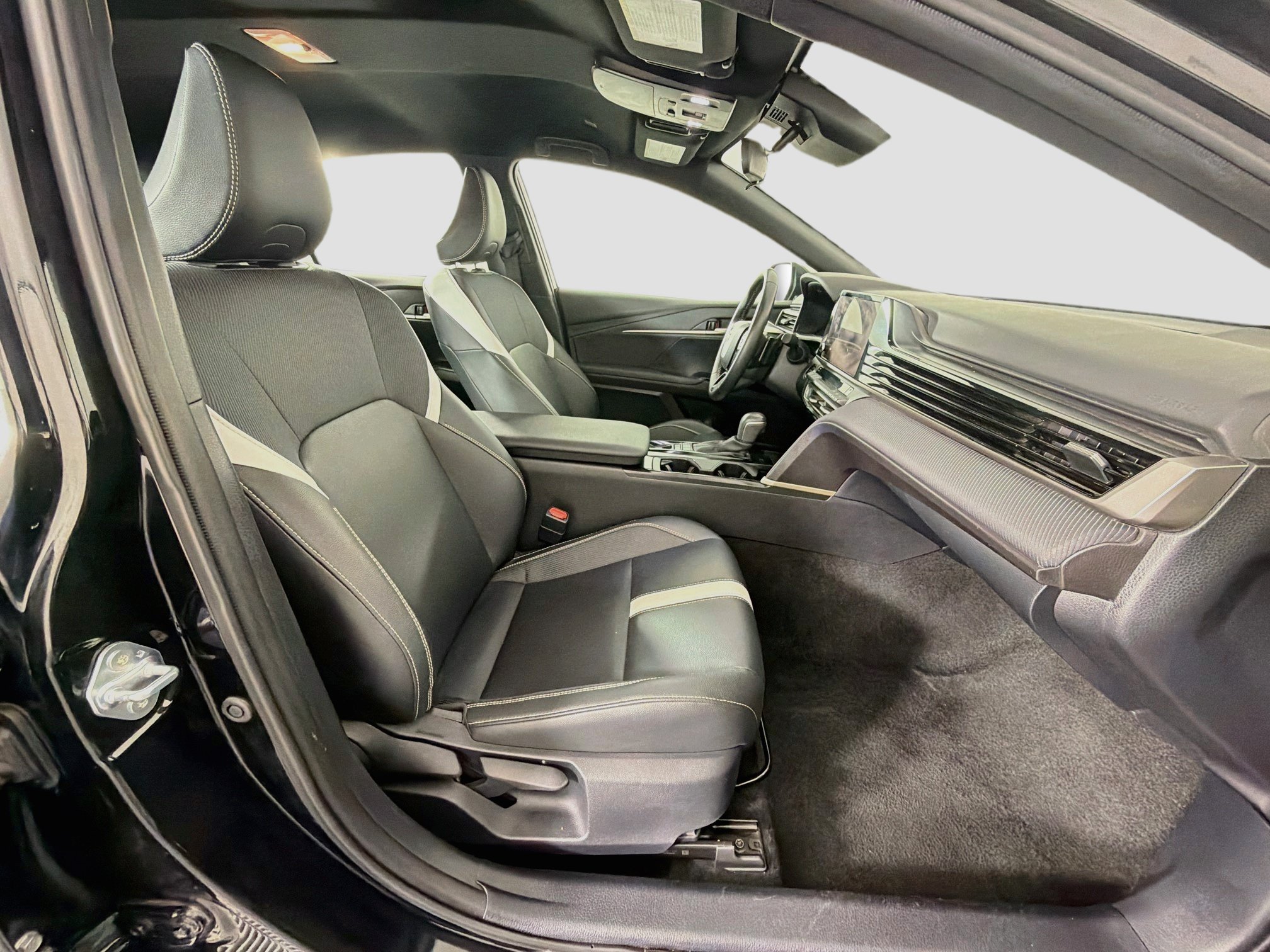 Used 2025 Toyota Camry SE FWD image 31