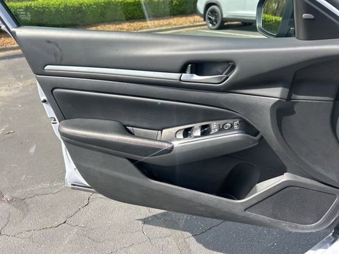 Used 2024 Nissan Altima 2.5 SR FWD image 24