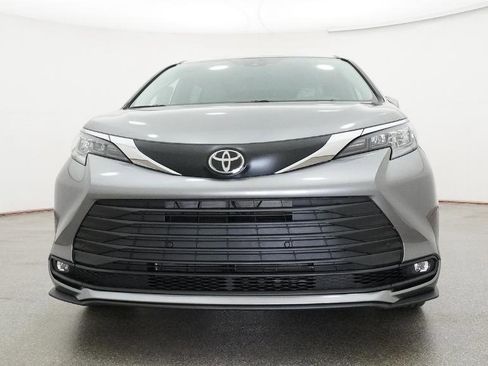 New 2026 Toyota Sienna XLE FWD image 19
