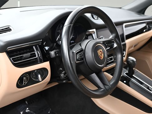 Certified 2023 Porsche Macan AWD/4WD image 5