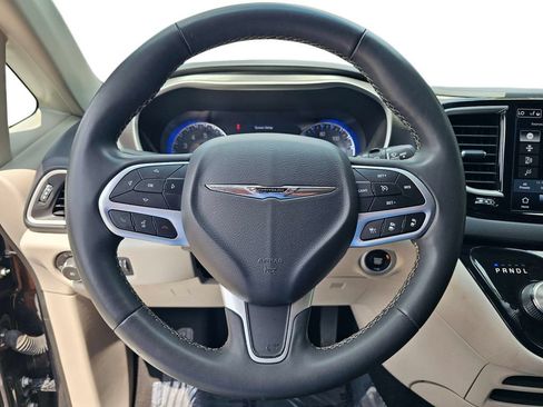 Used 2023 Chrysler Pacifica Touring-L FWD image 27