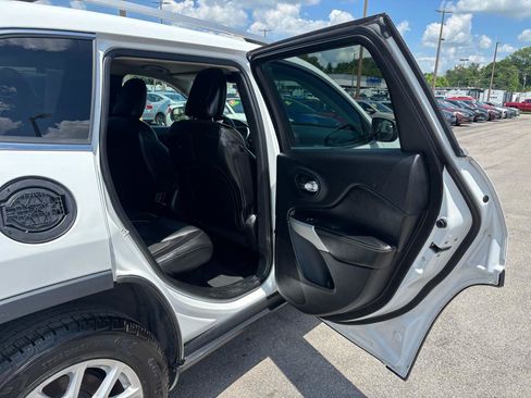 Used 2018 Jeep Cherokee Latitude Plus w/ Trailer Tow Group AWD/4WD image 11