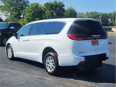 Used 2026 Chrysler Pacifica Select FWD image 26
