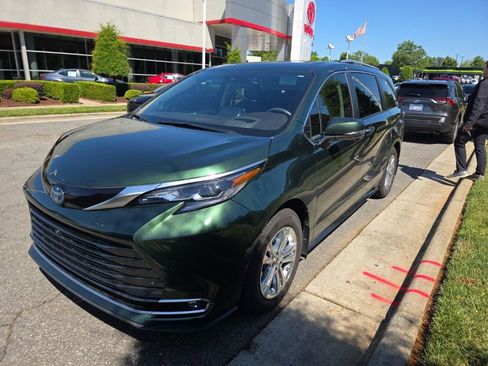 Used 2024 Toyota Sienna Platinum AWD/4WD image 7