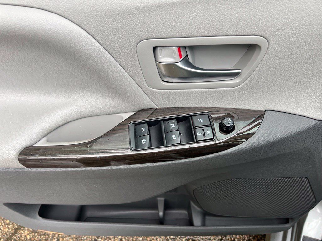 Used 2020 Toyota Sienna XLE AWD/4WD image 15