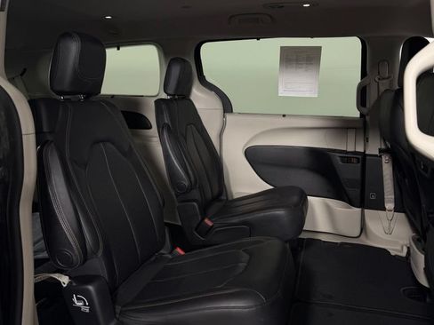 Used 2018 Chrysler Pacifica Touring-L w/ Premium Audio Group FWD image 30