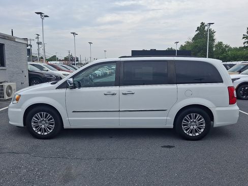 Used 2016 Chrysler Town & Country Touring-L FWD image 8