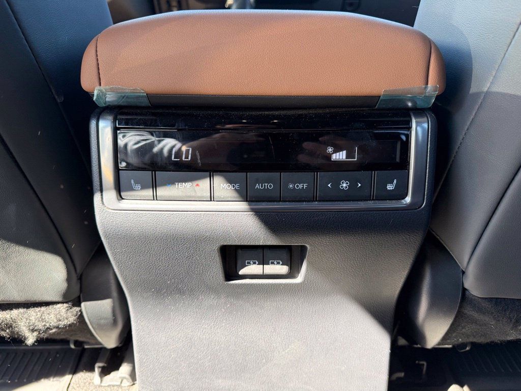 Used 2024 Lexus GX 550 w/ Accessory Package (2T) AWD/4WD image 19