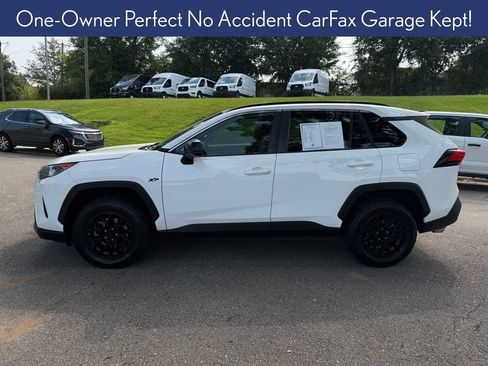 Used 2021 Toyota RAV4 LE FWD image 2