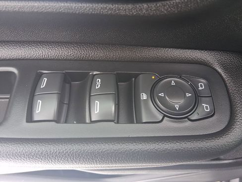 Used 2022 GMC Terrain SLE image 19