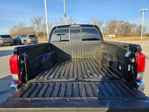 Used 2016 Toyota Tacoma TRD Off-Road image 8