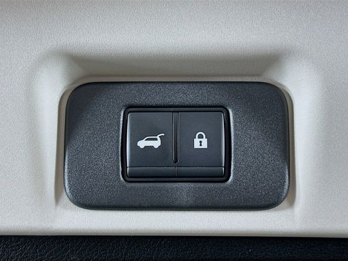 Used 2023 Nissan Ariya AWD image 32