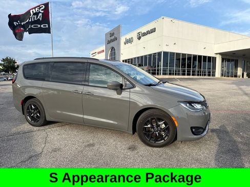 Used 2020 Chrysler Pacifica Touring-L Plus w/ Advanced Safetytec Group FWD image 5