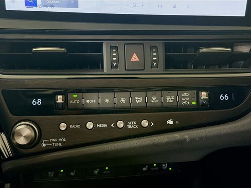 Used 2024 Lexus ES 250 w/ Premium Package image 17