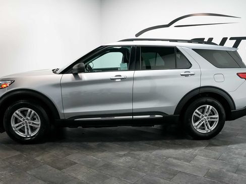 Used 2023 Ford Explorer XLT RWD image 3