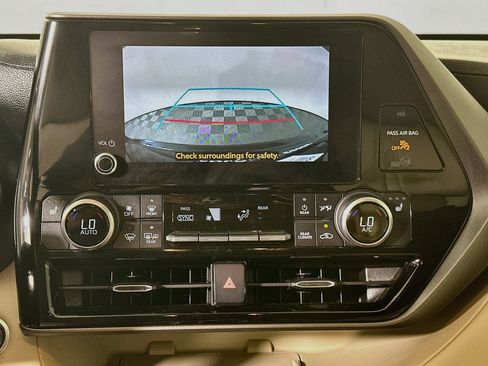 Used 2024 Toyota Highlander XLE FWD image 25