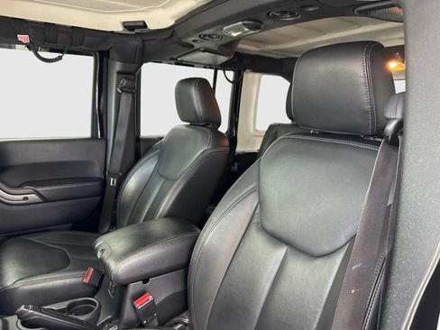 Used 2018 Jeep Wrangler Unlimited Sahara AWD/4WD image 15