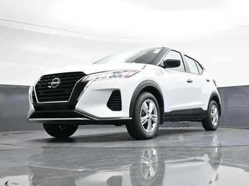 Certified 2025 Nissan Kicks Play S FWD image 39