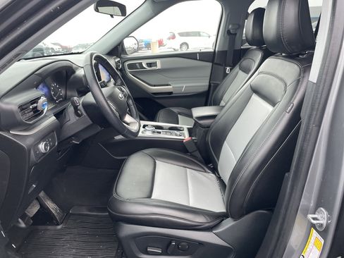 Used 2022 Ford Explorer XLT w/ Equipment Group 202A image 18