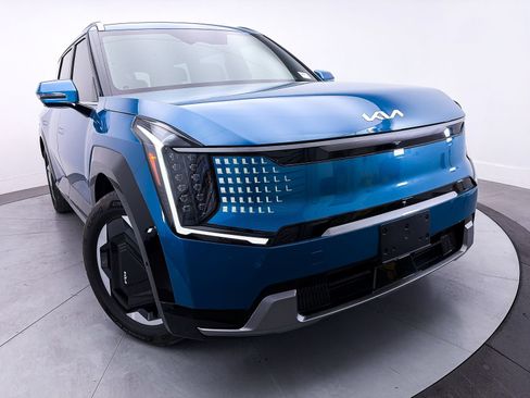Certified 2024 Kia EV9 Land w/ Towing Package AWD/4WD image 10