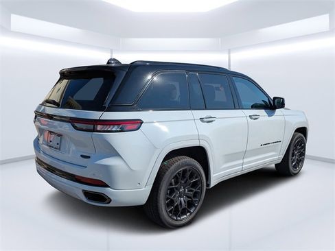 New 2025 Jeep Grand Cherokee Summit image 3