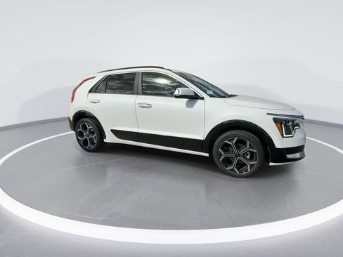 Used 2025 Kia Niro SX Touring image 11