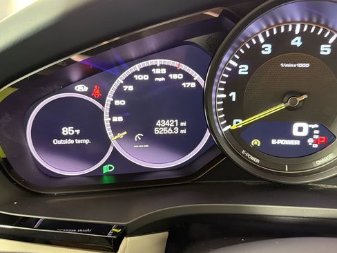 Certified 2022 Porsche Cayenne E-Hybrid Coupe AWD/4WD image 20