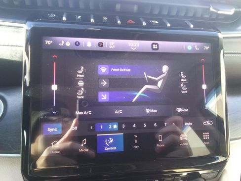 Used 2022 Jeep Grand Cherokee Limited w/ Luxury Tech Group II image 24