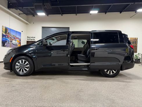 Used 2023 Chrysler Pacifica Touring-L FWD image 21