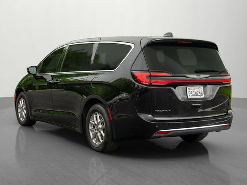 Used 2025 Chrysler Pacifica Select FWD image 5