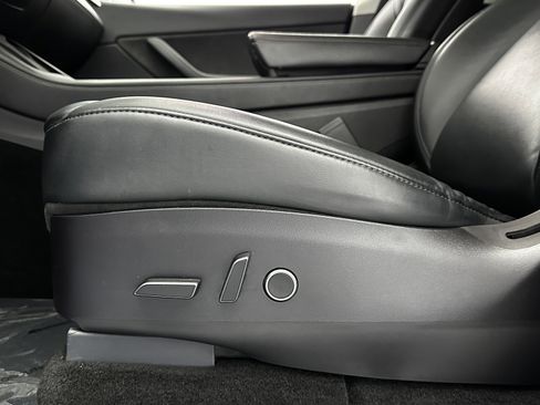 Used 2022 Tesla Model Y Long Range image 10