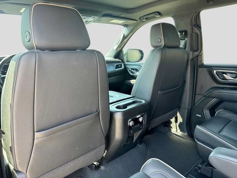 Used 2023 GMC Yukon SLT AWD/4WD image 17