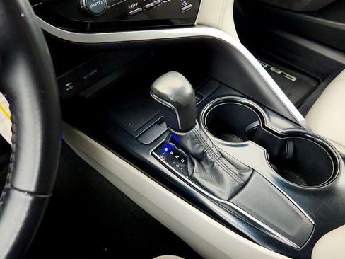 Used 2018 Toyota Camry SE w/ Moonroof Package FWD image 17