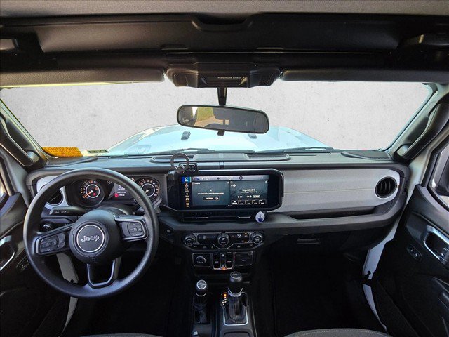 Used 2025 Jeep Gladiator Sport AWD/4WD image 17
