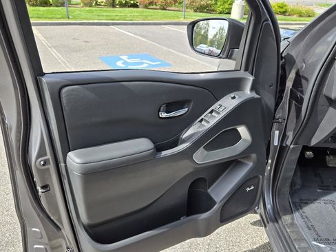 Used 2024 Nissan Frontier SL image 8