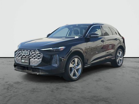 Used 2025 Audi Q5 Premium Plus w/ Premium Plus AWD/4WD image 2