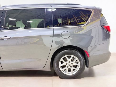 Used 2022 Chrysler Pacifica Touring-L image 5